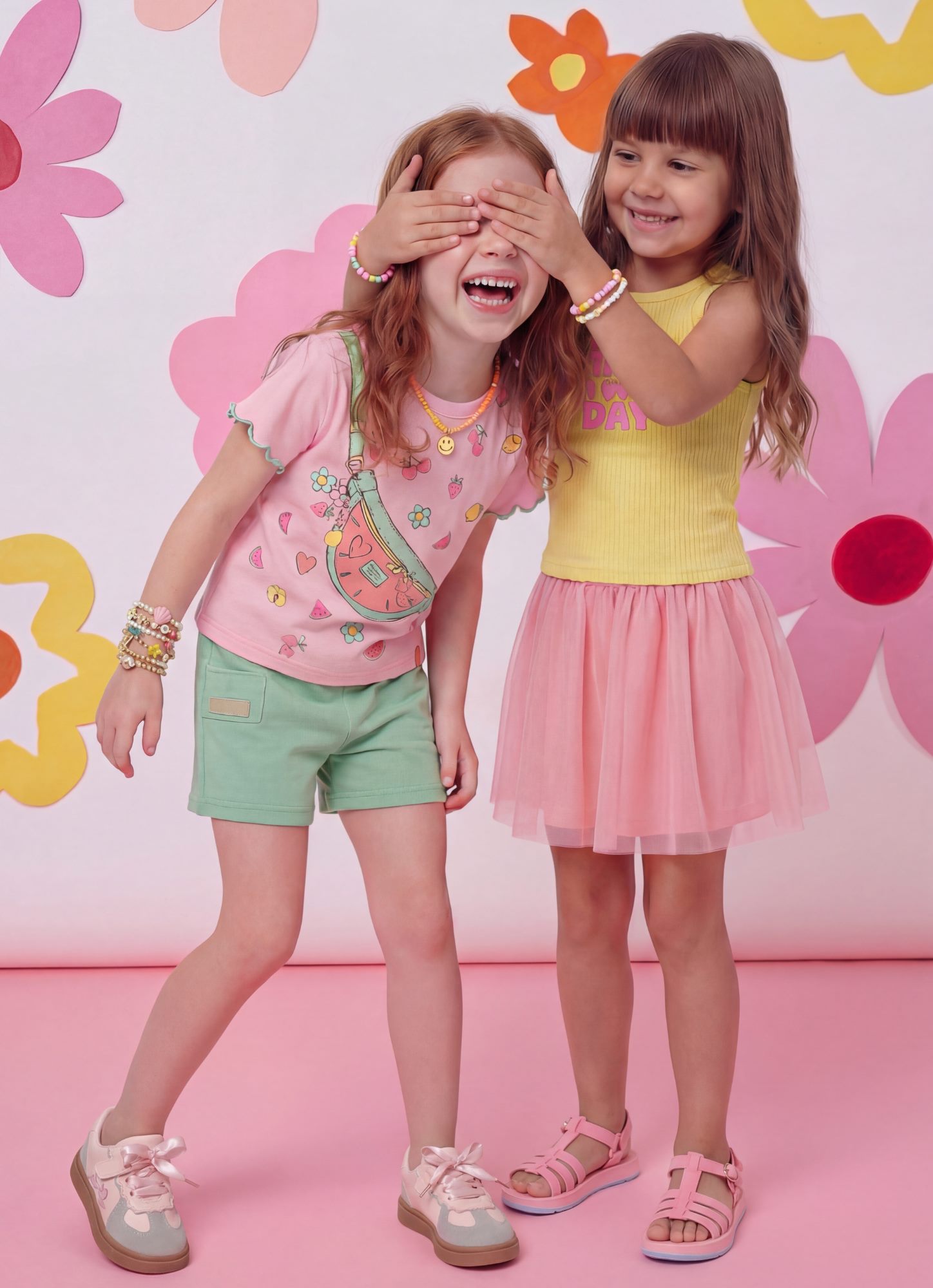 Meninos e meninas em looks unissex Hello Friends