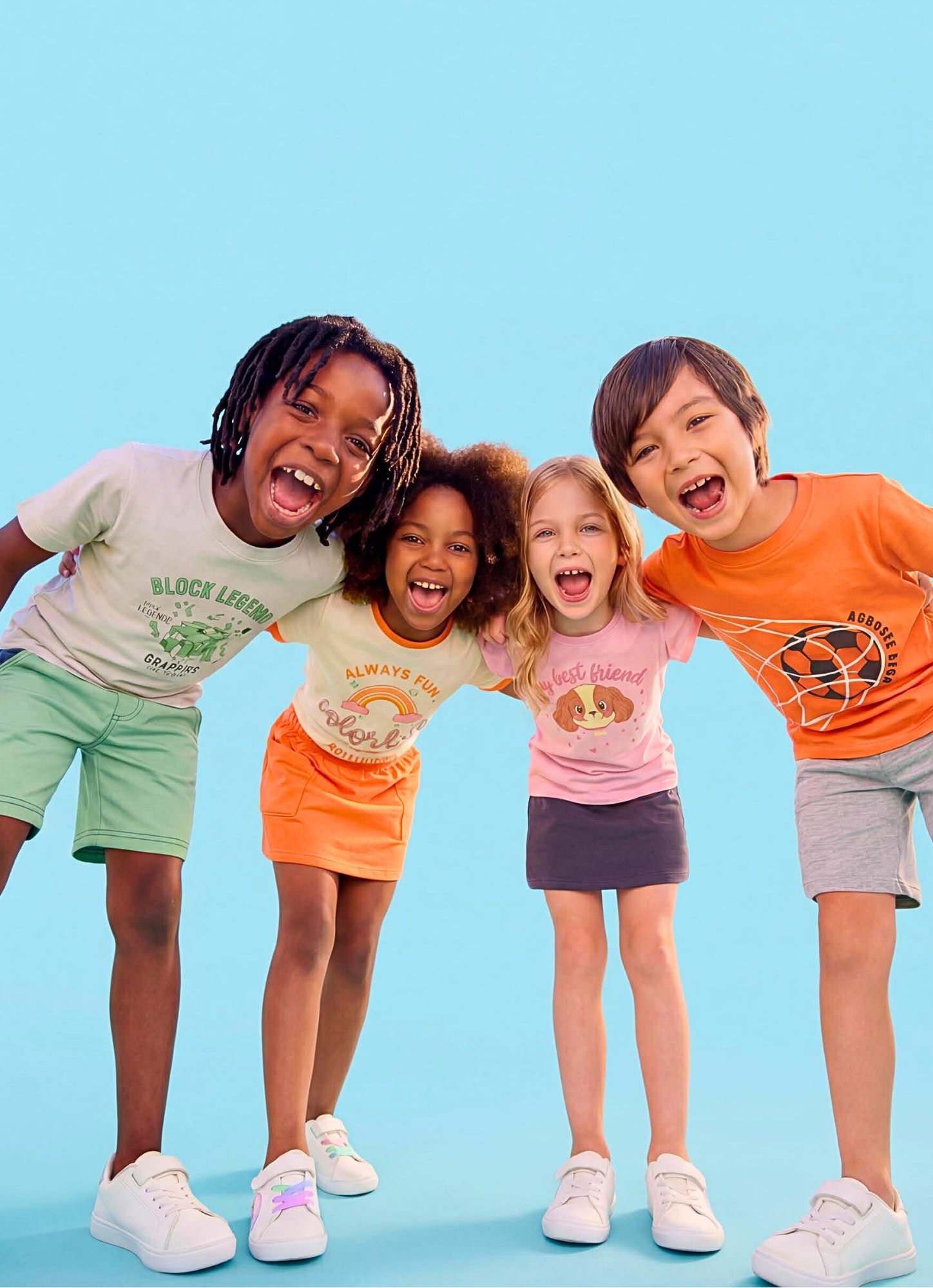 Meninos e meninas em looks Hello Friends