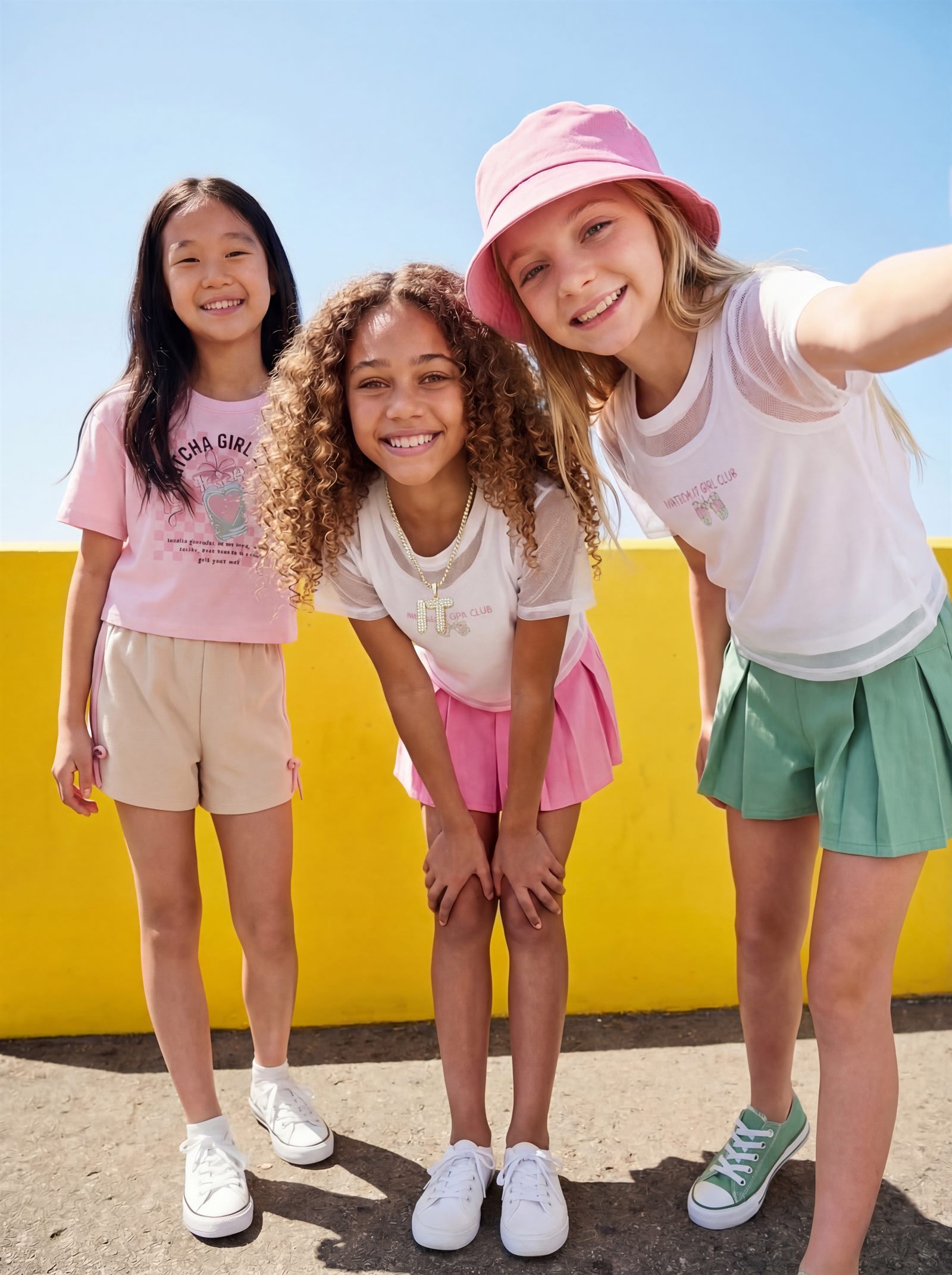 Meninas em looks It Girl da coleção Primavera 26